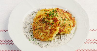 Драники с сыром и грибным соусом