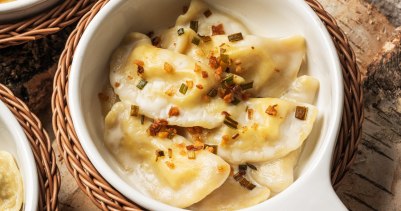 Вареники с картофелем в соусе бешамель