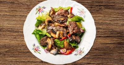 Теплый салат с говядиной