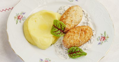 Щучьи котлеты с картофельным пюре и грибным соусом