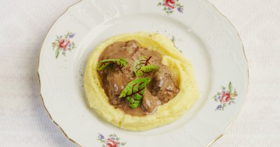 Томлёные говяжьи щёчки с картофельным пюре